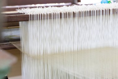 Tezgahın beyaz iplik arkaplanı ile kapatılmış