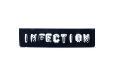 Beyaz arkaplanlı siyah pankartta kelime enfeksiyonuyla kabartmalı mektup