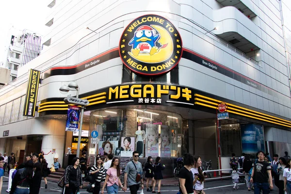 Tokyo Japan Mai 2019 Unbekannte Gehen Vor Mega Don Quitjote — Stockfoto