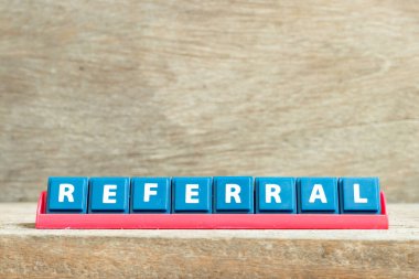 Kırmızı raftaki döşeme harfi ahşap arkaplanda referans sözcüğü