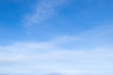 Beyaz bulutlu açık mavi gökyüzü