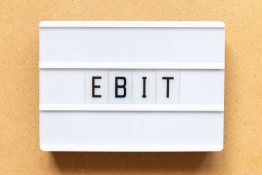 Tahta zemin üzerinde EBIT (Faiz Öncesi Kazançlar ve Vergilerin kısaltması) sözcüğüyle ışıkkutusu