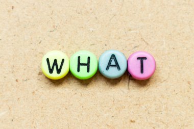 Yuvarlak renkli boncuk ve siyah harfli tahta arka planda ne var?