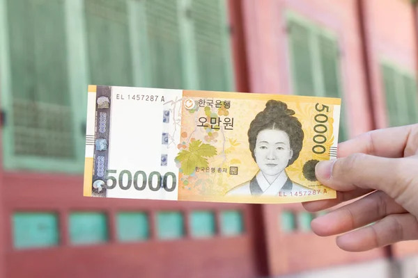Poignée Voyageur 50000 Billet Gagné Coréen Sur Fond Palais Coréen — Photo