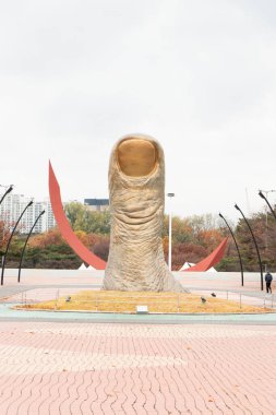 Seul, Güney Kore - 11 Kasım 2018 Seul Olimpiyat Parkı 'ndaki başparmak heykeli, bu heykel turistlerin ünlü mekanıdır..
