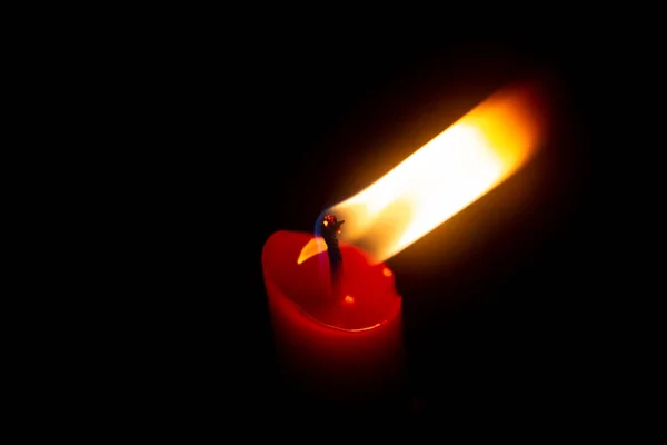 Красная Свеча Желтым Пламенем Черном Фоне — стоковое фото