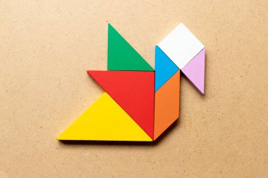 Ördek renginde tangram yapbozu ya da tahta arka planda kuğu şekli