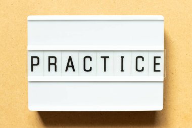 Ahşap arka planda kelime alıştırması yapan ışık kutusu