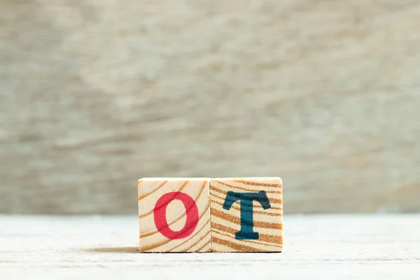 单词Ot 加班缩写 中的字母Ot 木材背景 — 图库照片