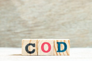 Tahta zemin üzerinde kelime COD (teslimatta nakit kısaltması) harfli alfabe harfi