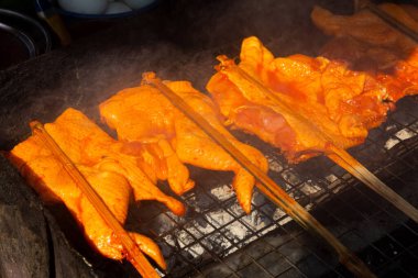Izgara tavuk ve şiş kömür mangal ocağı arka planında pişirildi.