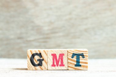 Kelime GMT ile alfabe harfi (Greenwich Ortalama Zaman 'ın kısaltması) ahşap arkaplan üzerine