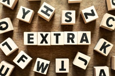 Tahta arka planda bir blok daha ile kelime bloğu ekstrası