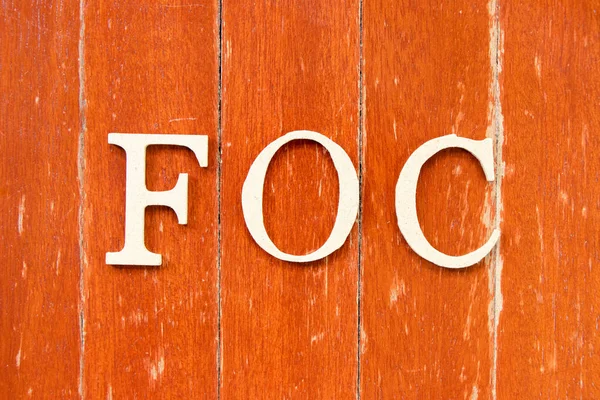 アルファベット文字Foc 無料の略語 古い赤い色の木の板の背景に — ストック写真
