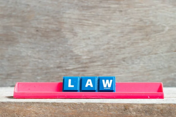 Fliese Buchstabe Auf Rotem Regal Wort Gesetz Auf Holz Hintergrund — Stockfoto