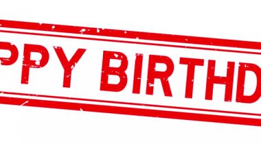 Grunge kırmızı mutlu yıllar kare kare mühür beyaz arka planda yakınlaştır