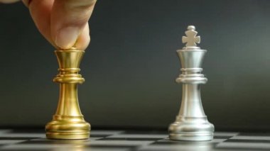 Altın kral satranç taşı siyah arka planda gümüş takımı yendi ve kazandı (Şirket stratejisi, iş zaferi veya karar kavramı)