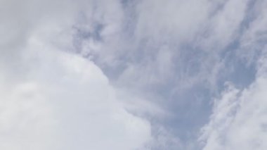 Mavi gökyüzü arkaplanındaki beyaz bulutun hareket zamanı