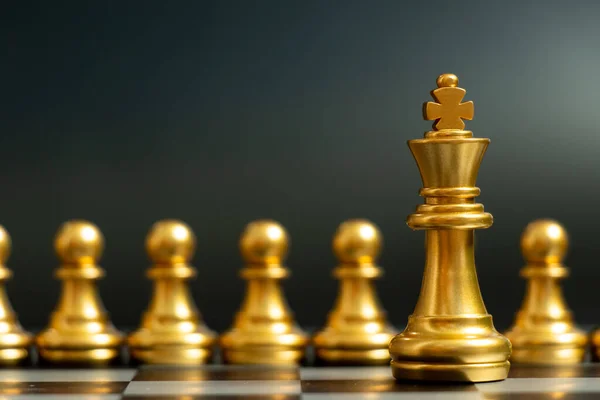 Gold King Chess Piece Stand Front Pawn Black Background Concept — Stock Photo, Image