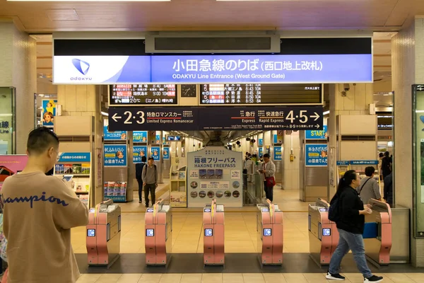 Tokio Japani Toukokuuta 2019 Tunnistamattomat Ihmiset Kävelevät Odakyun Linjan Sisäänkäynnin — kuvapankkivalokuva