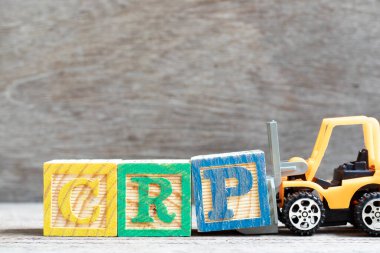 Oynak forklift harf bloğu P 'yi tahta arkaplan üzerinde CRP (C-Reaktif Protein Testi' nin kısaltması) tamamlamak için tutar