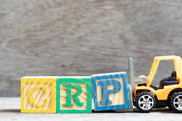 Spielzeuggabelstapler Halten Buchstabenblock Das Wort Crp Abkürzung Für Reactive Protein — Stockfoto