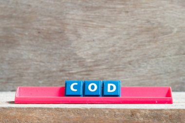 Kırmızı raftaki döşeme harfi morina (para teslimatta veya para talep edildiğinde) ahşap zemin üzerinde