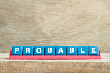 Kelimesi kelimesine kırmızı rafta döşeme harfi Muhtemelen ahşap zemin üzerinde