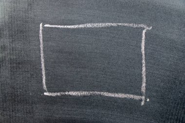 Siyah tahta zemin üzerinde kare şeklinde beyaz tebeşirli el çizimi