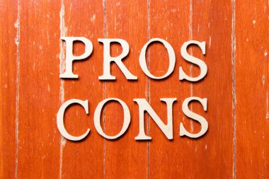 Alfabe harfleri eski kırmızı tahta arka planda artı eksi ile yazılır.