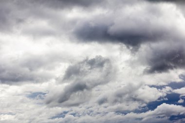Arkaplan olarak strom yağmur öncesi kara bulut