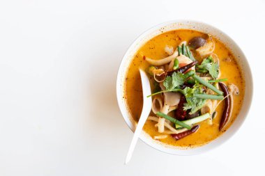 Tom mantarı kasede beyaz masa arkasında