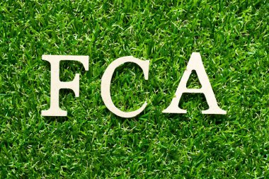 Yeşil çimen arka plan üzerinde kelime FCA (ücretsiz taşıyıcının kısaltması) ahşap alfabe harfi