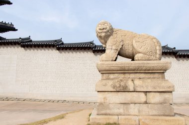 Seul, Güney Kore - 25 Ekim 2019 Gyeongbokgung Sarayı önündeki Haechi heykeli. Haechi, Seul 'un sembollerinden biri.