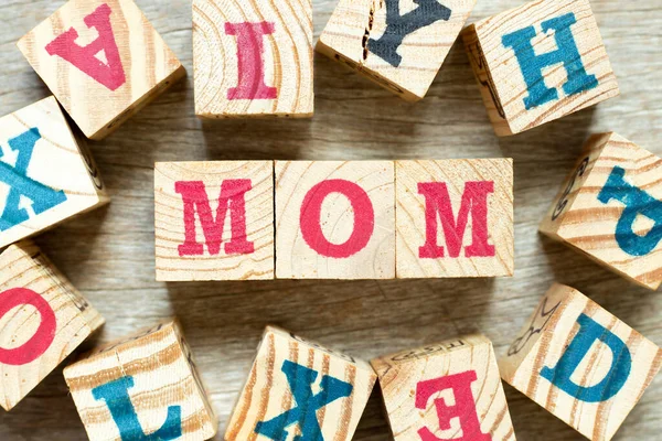 Αλφάβητο Μπλοκ Γράμμα Στη Λέξη Μαμά Ένα Άλλο Στο Φόντο — Φωτογραφία Αρχείου