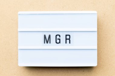 Tahta zemin üzerinde mgr (yöneticinin kısaltması) sözcüğüyle beyaz ışık kutusu