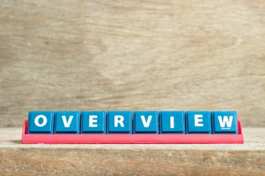 Ahşap arkaplanda kelime genel görünümünde kırmızı raftaki döşeme harfi