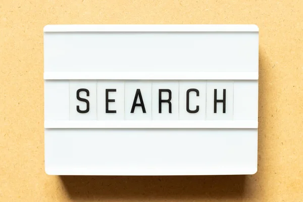 在木头背景图上搜索单词的光盒 — 图库照片