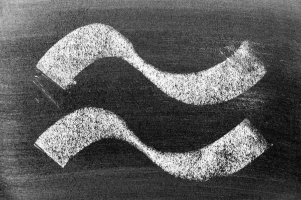 黑板背景上白色粉笔手绘成一组曲线或波浪形线条 — 图库照片
