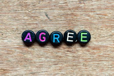 Kelimesi kelimesine siyah boncuk ahşap zemin üzerinde aynı fikirde