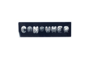 Beyaz arkaplan ile siyah pankartta kelime tüketicisi kabartmalı mektup