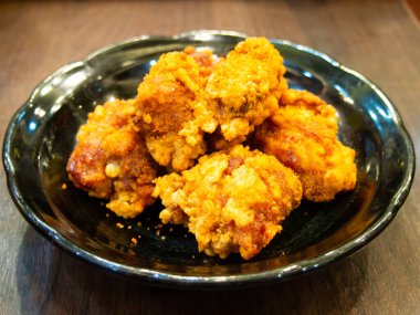 Japon usulü kızarmış tavuk (karaage) siyah tabak arka planında