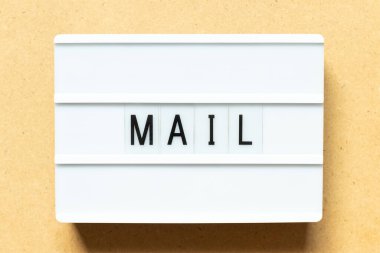 Tahta arka planda kelime postası olan ışık kutusu