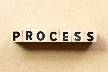 Tahta arkaplan üzerindeki kelime işleminde harf bloğu