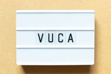 Tahta zemin üzerinde VUCA (uçuculuğun kısaltması, belirsizlik, karmaşıklık ve belirsizlik) sözcüğüyle aydınlatma kutusu
