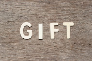 Tahta zemin üzerine harf olarak harf hediyesi.