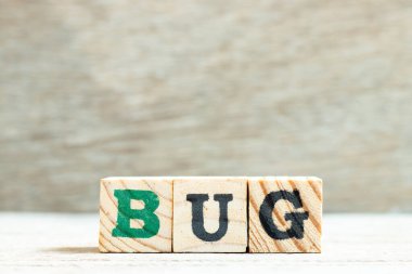 Tahta arkaplanda kelime hatası ile alfabe harfi