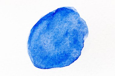 Mavi renk suluboya beyaz kağıt arkaplan üzerine yuvarlak fırça veya pankart çizer