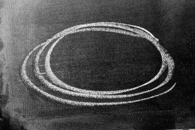 Beyaz renkli tebeşirle çizilen el veya siyah tahta arka planda oval şekil