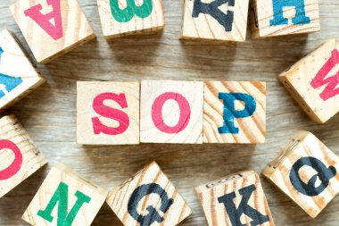 Sözcük SOP ile alfabe harf bloğu (standart işletim prosedürünün kısaltması) ve ahşap arkaplan üzerinde başka bir